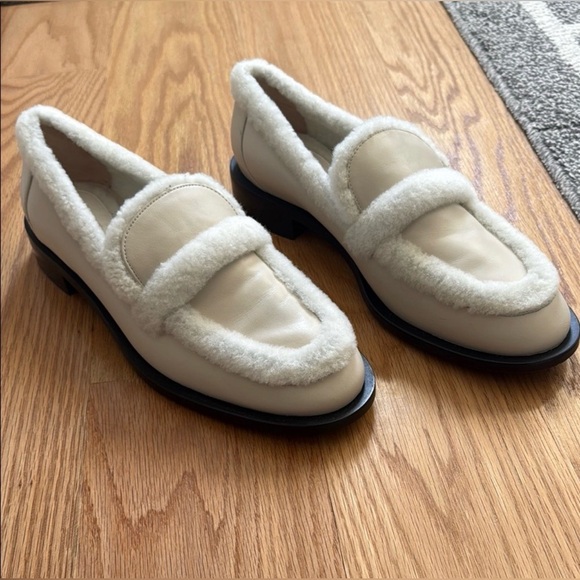 NWOB Stuart Weitzman Ivory Leather and Fur Loafer. Size 9 - Picture 11 of 13